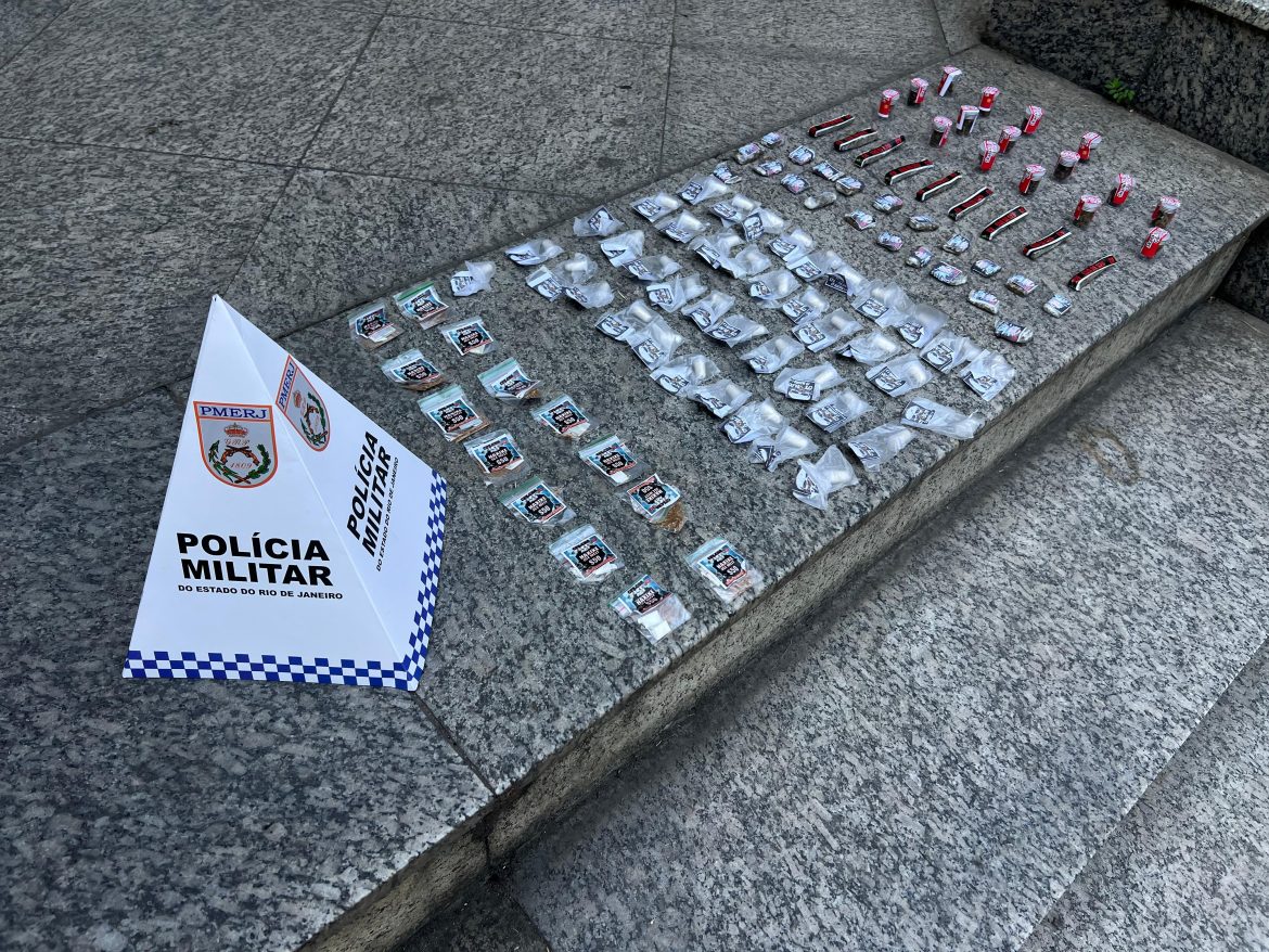 18.cf.res.polÍcia.suspeito foge da pm e abandona cocaína.divulgÇÃopm