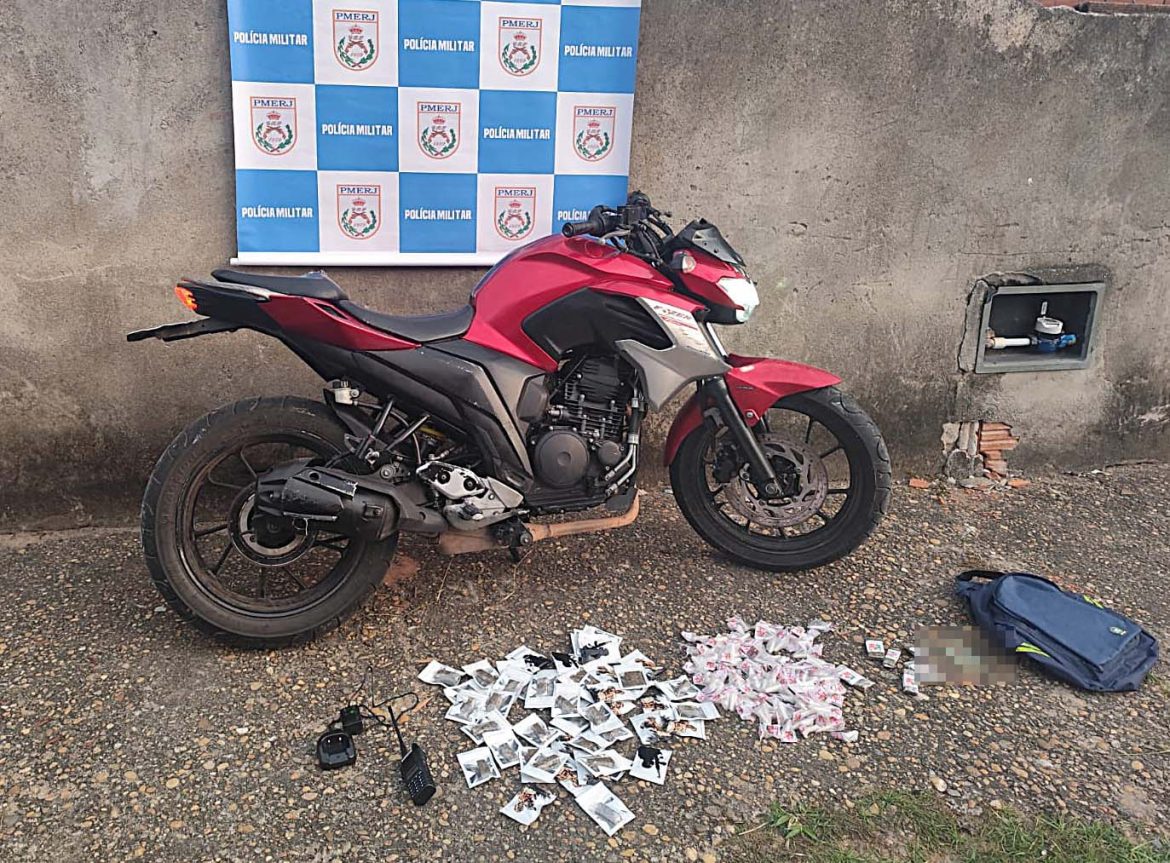 22.cf.res.polÍcia.homem é preso com drogas.divulgaÇÃopm