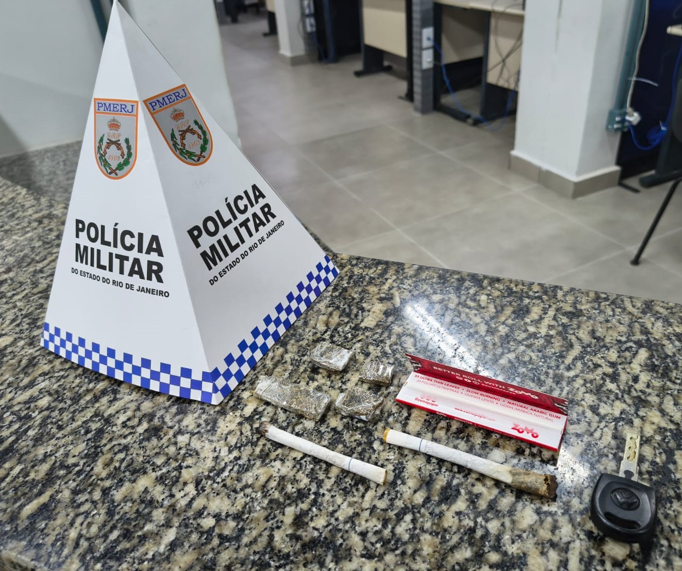 28.cf.res.polÍcia.dois homens são presos.3.moradaddocontorno.divulgaÇÃopm