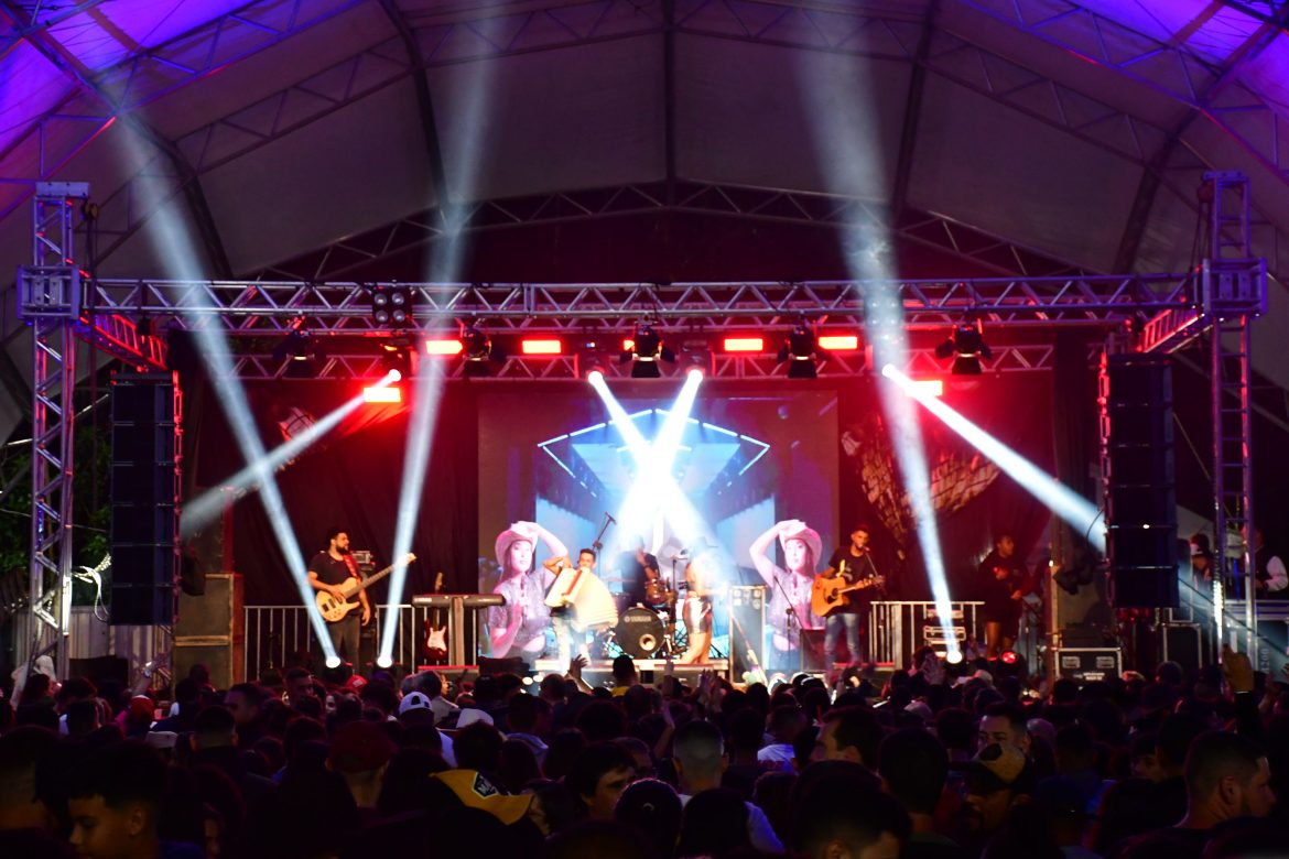 52.cf.res.cidades.festa do pinhão agita final.1.shows.joÃofelipealvespmr