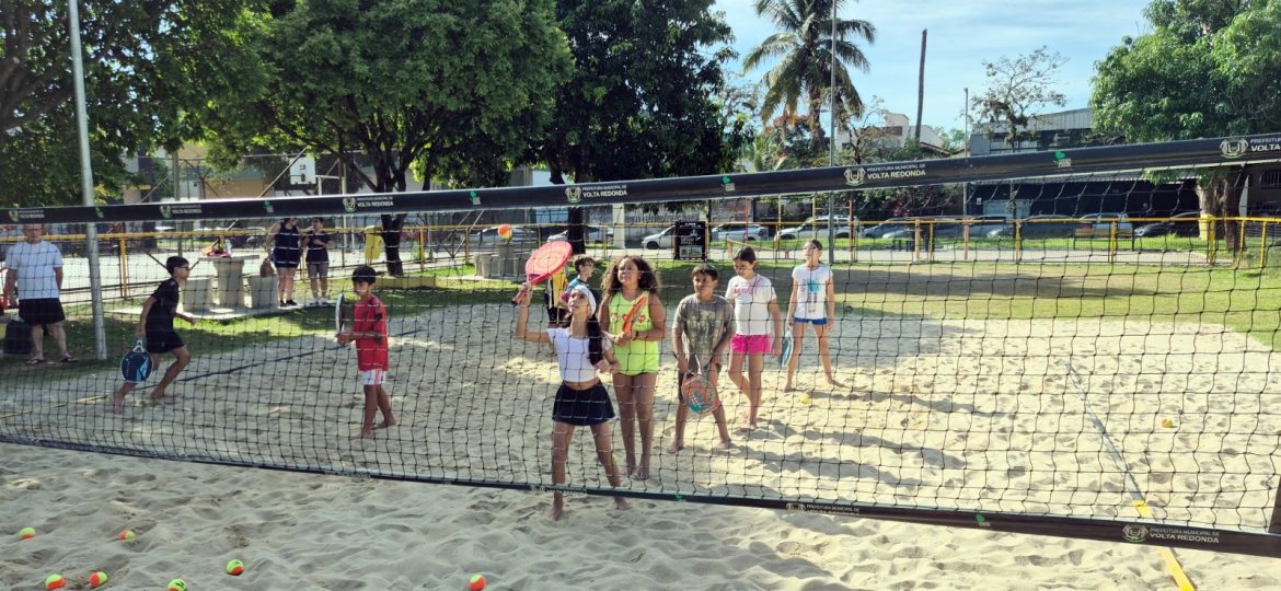 aulas gratuitas de beach tennis são oferecidas pela prefeitura de volta redonda no bairro aterrado divulgação secom