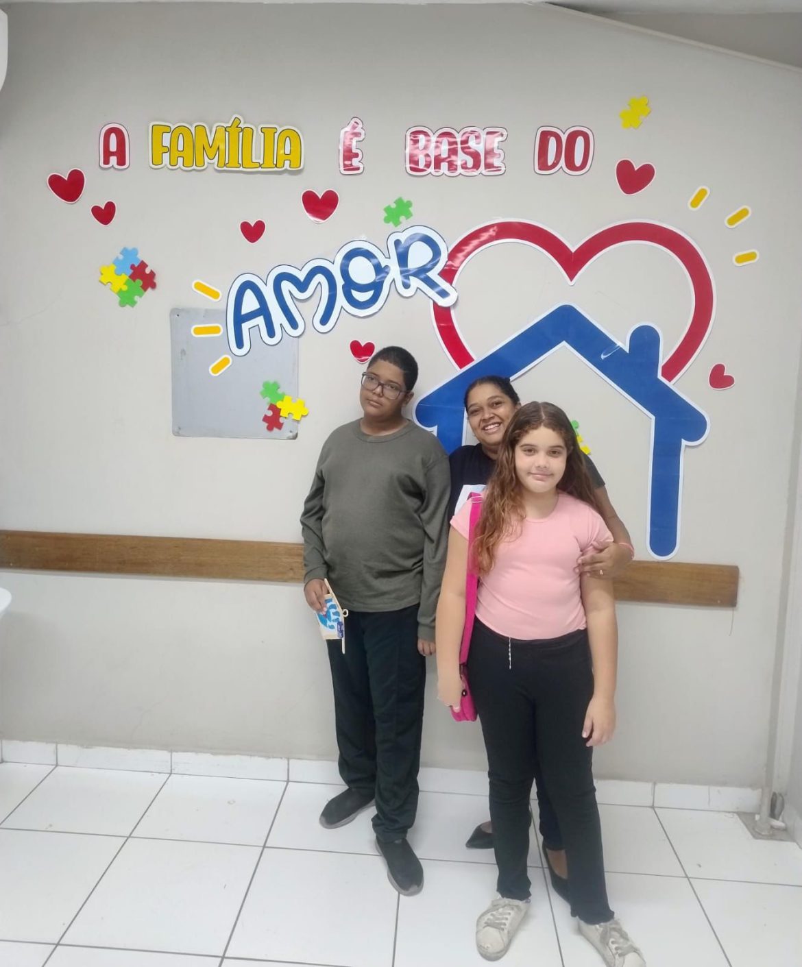 autistas do laço azul com exposição de artes em volta redonda divulgação secom