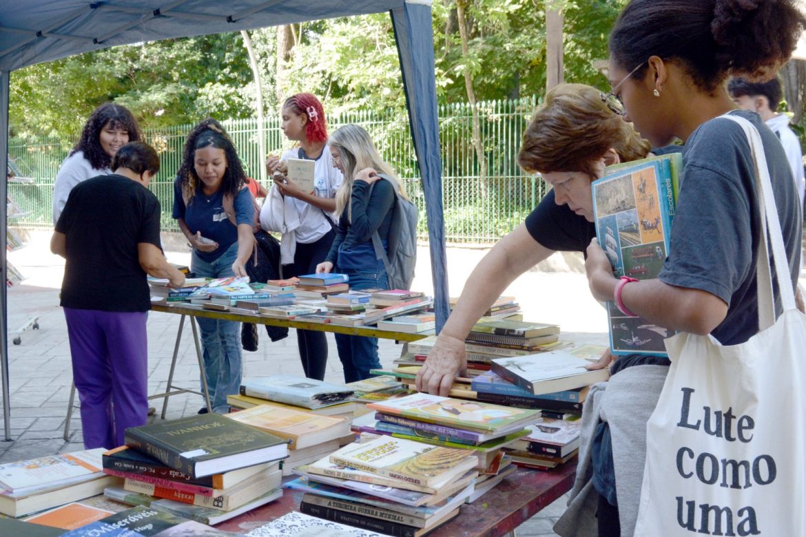 notas bm incentiva a leitura com feira pegue e leve paulo dimas