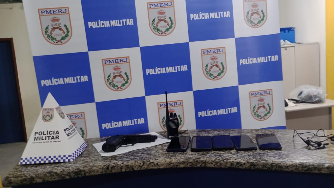 pm apreende simulacro de pistola com um suspeito e quatro menores em piraí divulgação