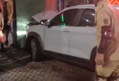 15.cf.res.polÍcia.carro desgovernado bate.redessociais (2)