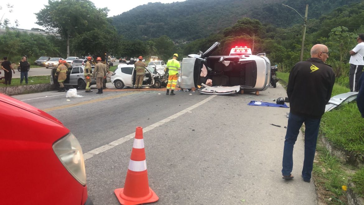 16.cf.res.polÍcia.engavetamento entre três carros deixa dois mortos.dovilgaÇÃopm