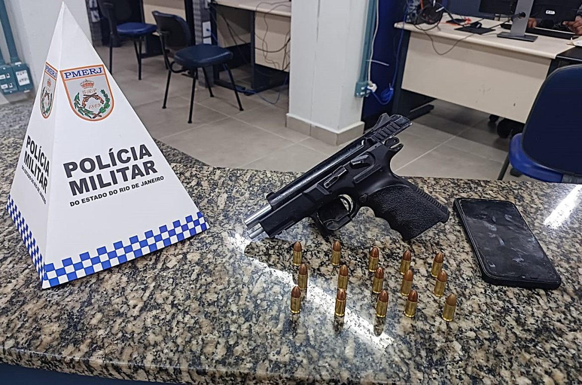 18.cf.res.polÍcia.homem é preso com pistola.divulgaÇÃopm