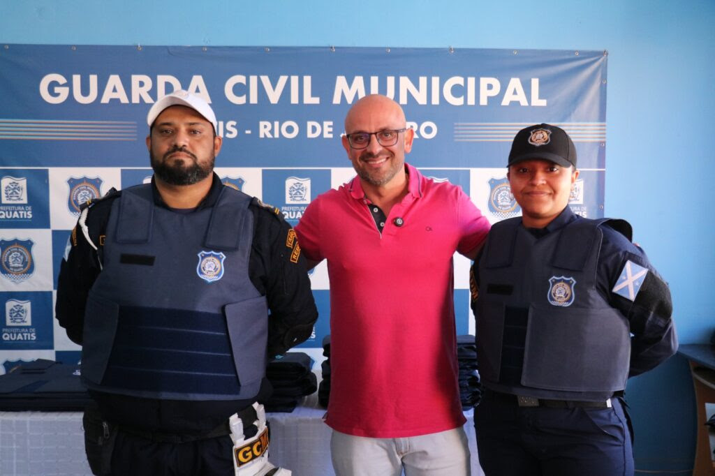 20.cf.res.cidades.guarda civil de quatis recebe coletes.1.aluÍsio.divulgaÇÃopmq