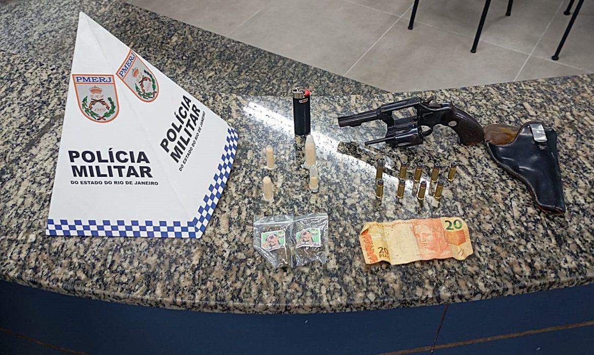 20.cf.res.polÍcia.homem é preso com drogas.divulgaÇÃopm