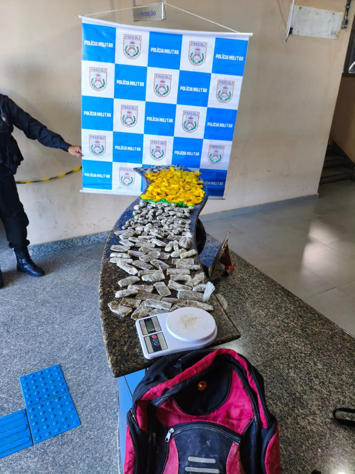 31 polÍcia drogas apreendidas em angra após informação do disque denúncia divulgaÇÃo