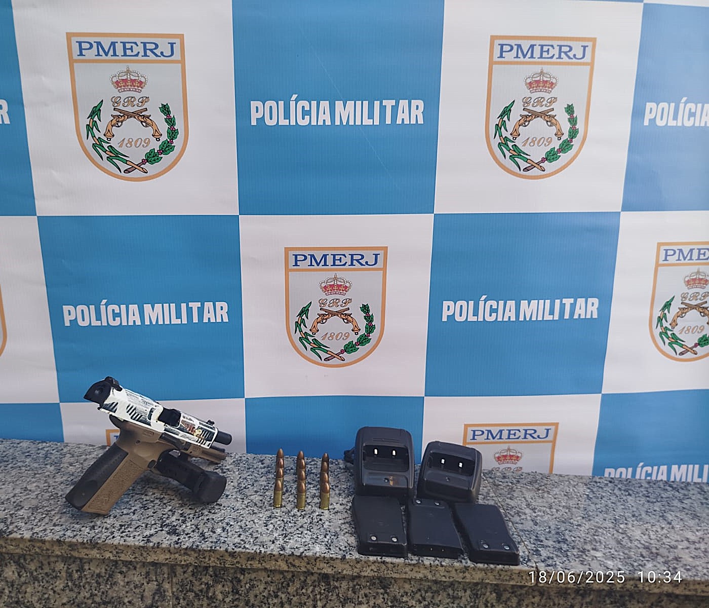 31.cf.res.polÍcia.pm prende suspeito.2.pistola.divulgaÇÃopm