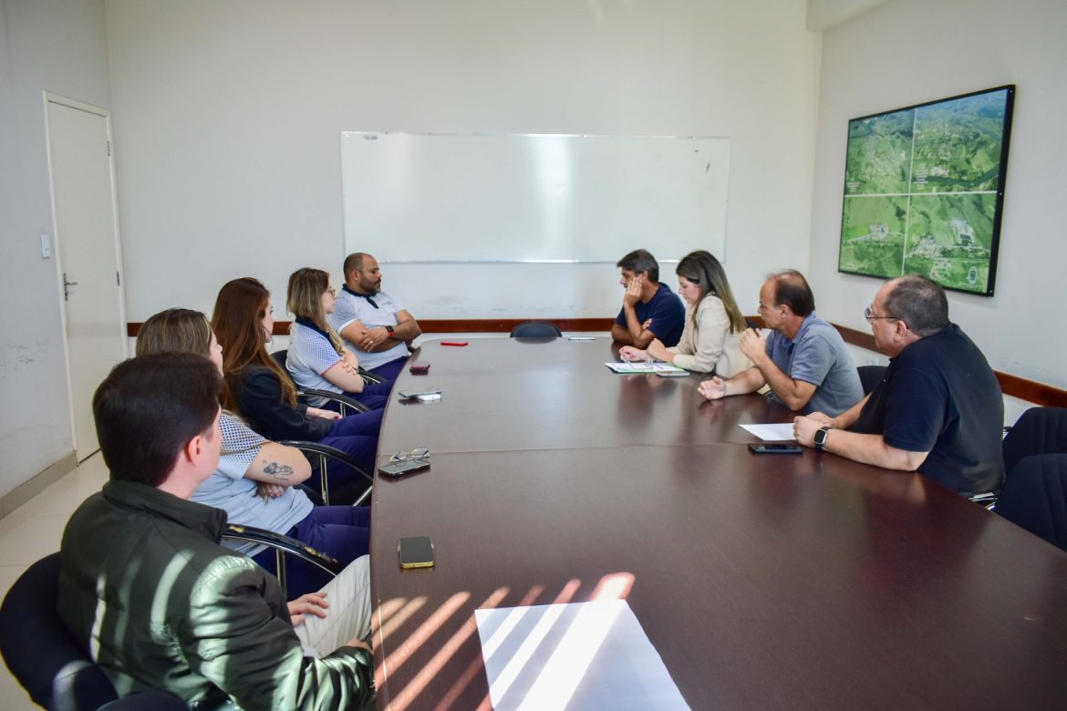 38.cf.res.polÍtica.diretor da stellantis visita porto.1.sÉrgio.redessociais