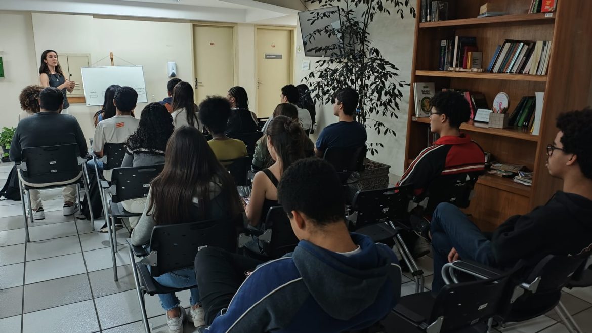 alunos do pré vestibular cidadão do mep participam de vista à justiça federal divulgação