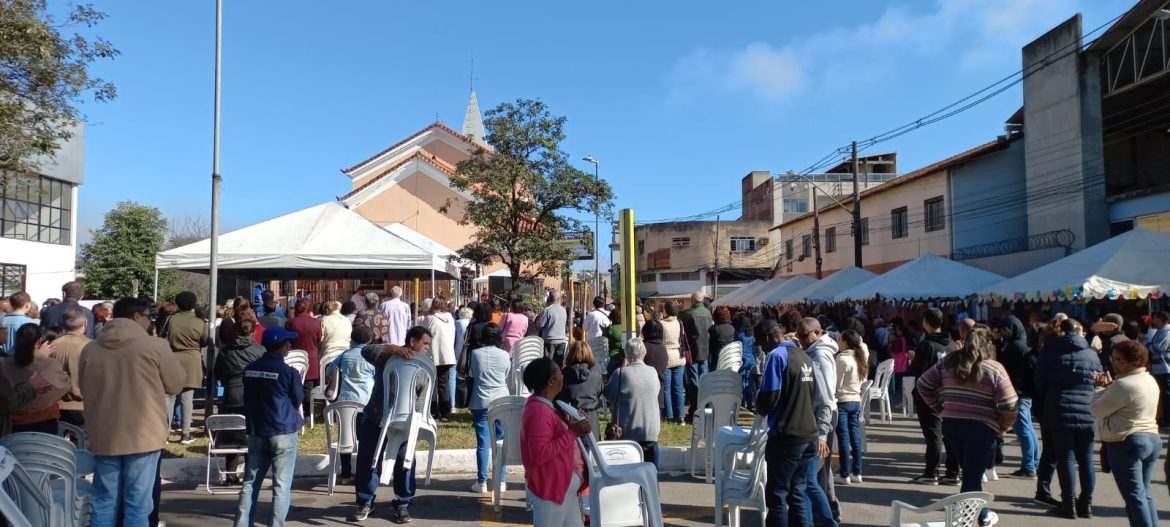 milhares de fiéis participam da missa campal pelo dia de santo antonio na paróquia do bairro niterói divulgação