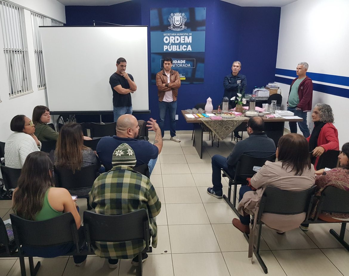 ordem pública e secretaria de proteção e defesa animal se reúnem com protetores em volta redonda divulgação pmvr