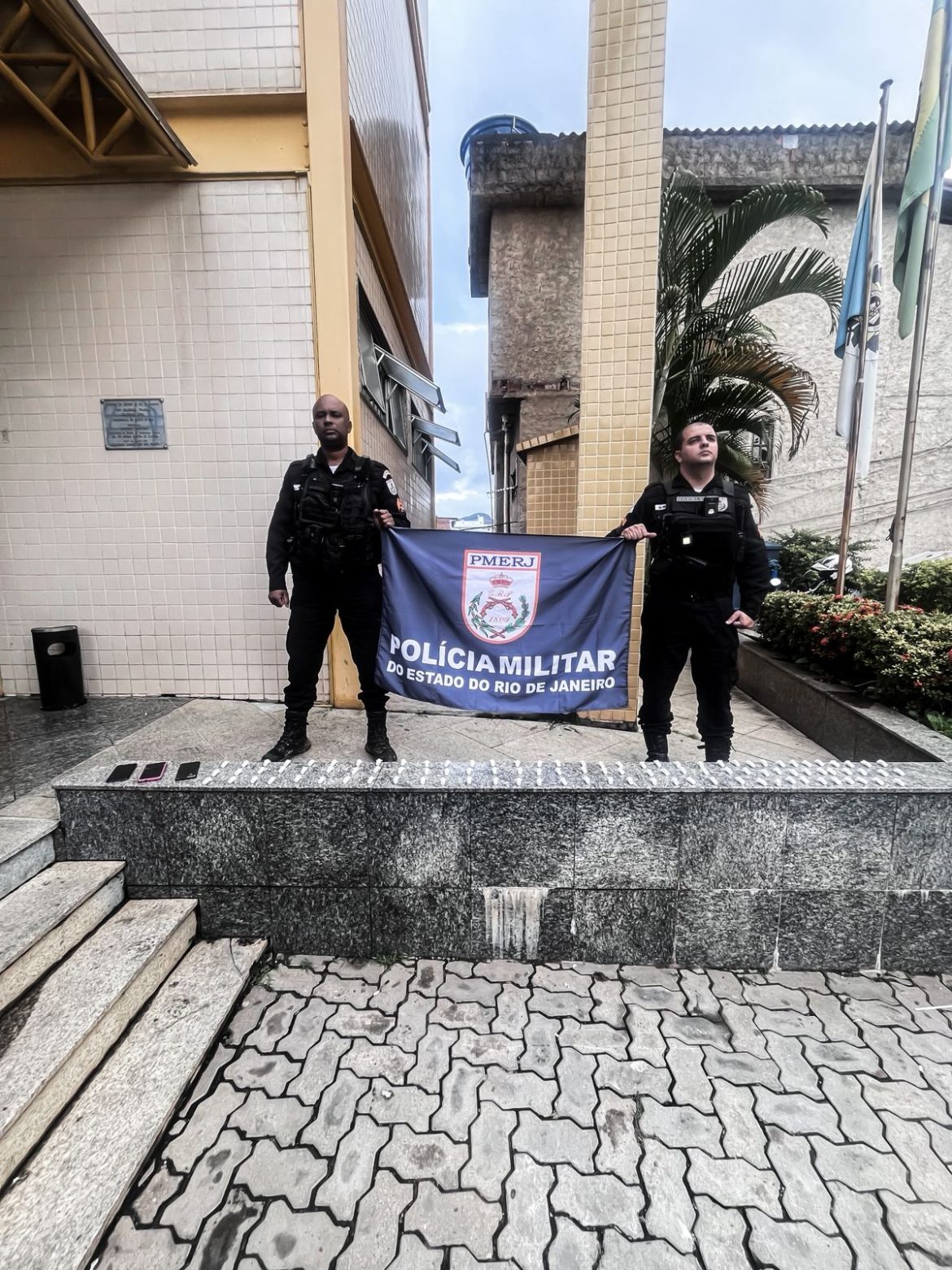 pm detém jovem e apreende adolescente com 104 pinos de cocaína divulgação