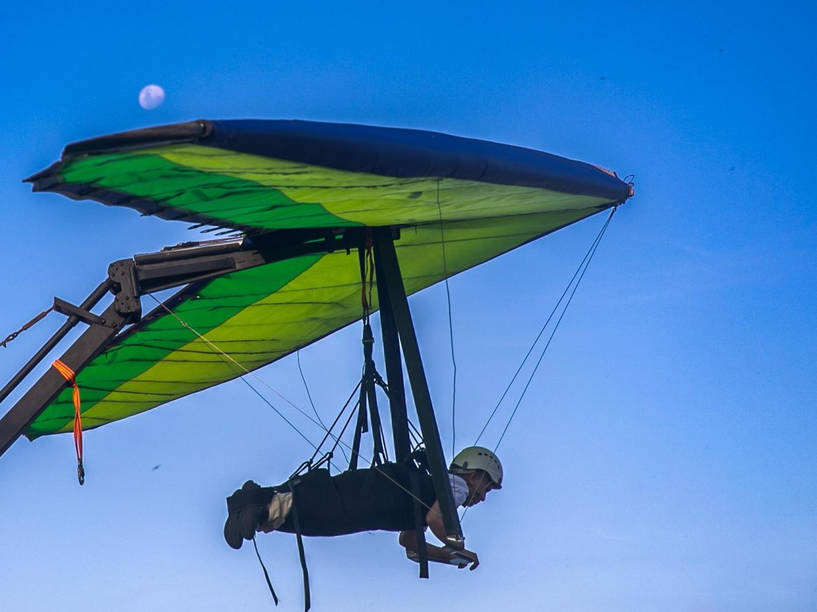 simulação do voo de asa delta é sucesso entre os pequenos ascom setur rj