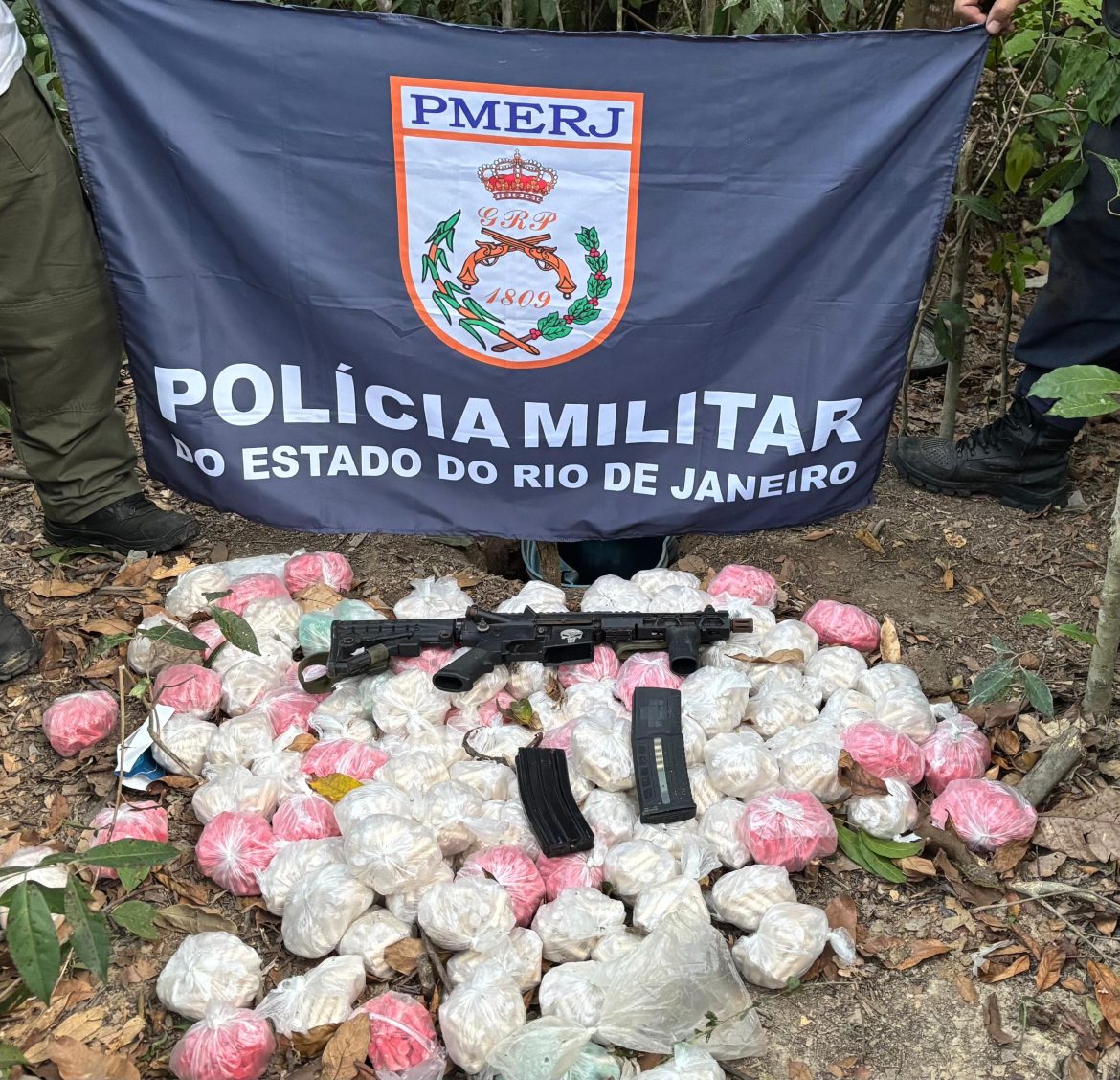 14 polÍcia ação da pm em itatiaia resulta na apreensão de um fuzil e quase seis mil pinos de cocaína divulgaÇÃo