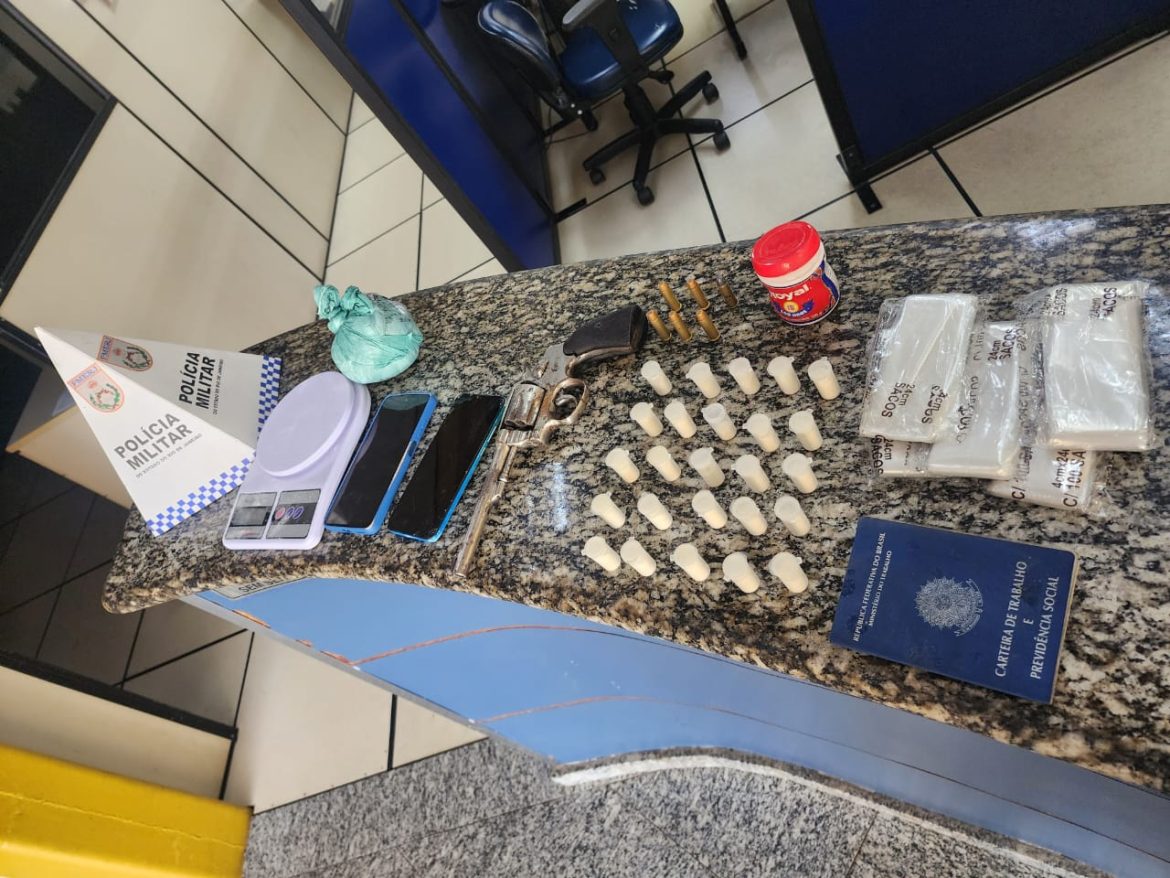 18 polÍcia trio é detido com arma, droga e outros materiais do tráfico no bairro alto paraiso divulgação