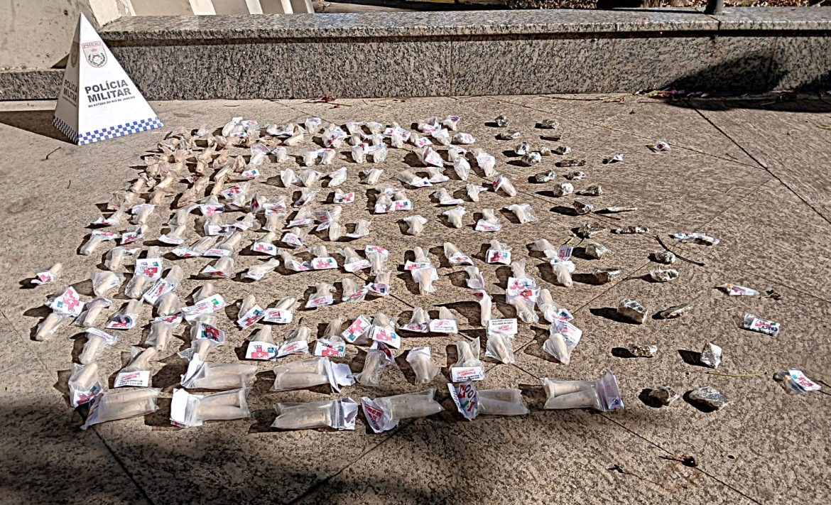 19.cf.res.polÍcia.pm apreende drogas escondidas.divulgaÇÃopm