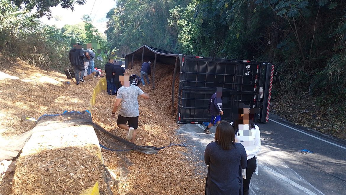 21.cf.res.polÍcia.caminhão tomba na serra.1.carga.divulgaÇÃoprf
