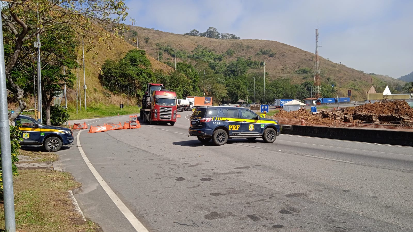 21.cf.res.polÍcia.caminhão tomba na serra.2.pista.divulgaÇÃoprf