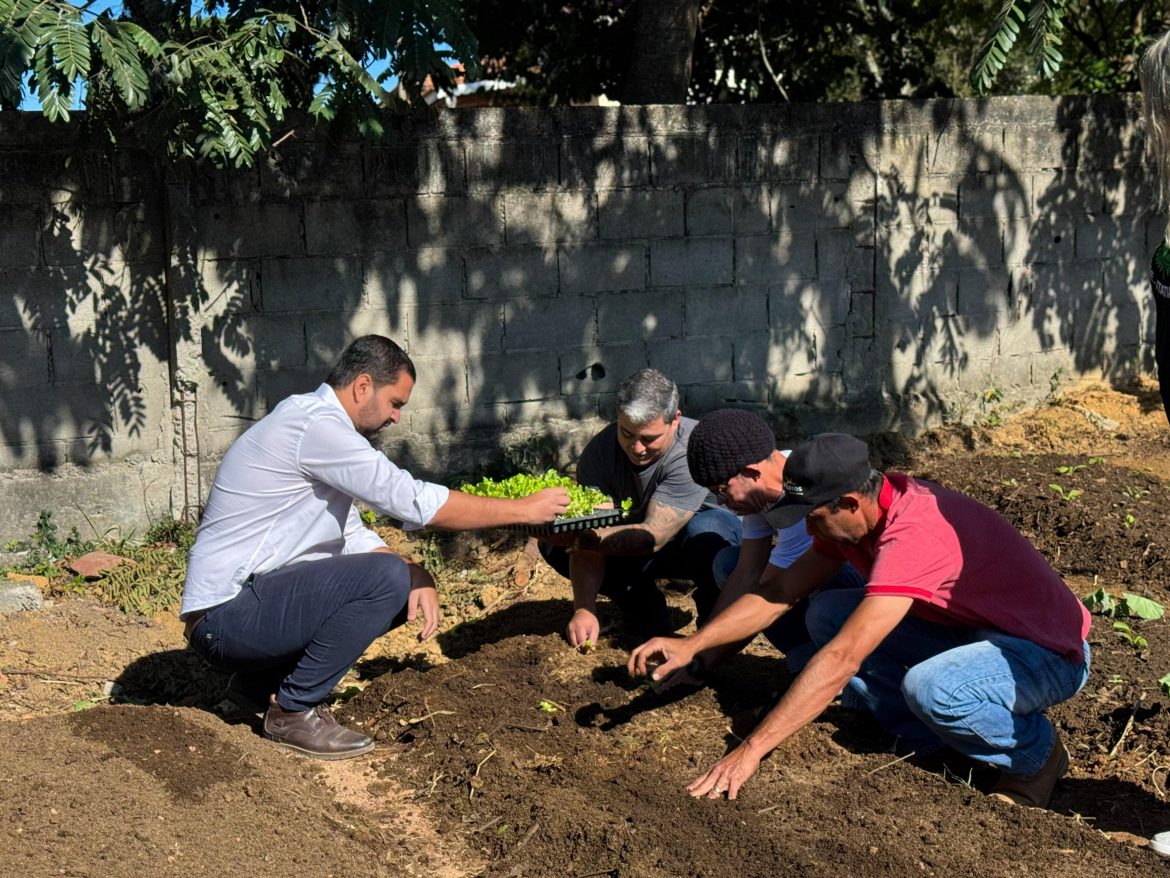 27.cf.res.cidades.prefeito participa do primeiro plantio.1.kaio.divulgaÇÃopmi 27.cf.res.cidades.prefeito participa do primeiro plantio.1.kaio.divulgaÇÃopmi