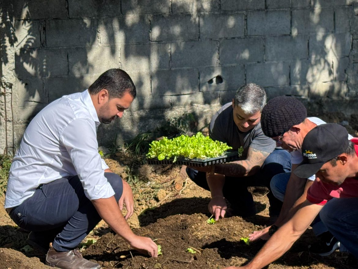 27.cf.res.cidades.prefeito participa do primeiro plantio.1.kaio.divulgaÇÃopmi (2)