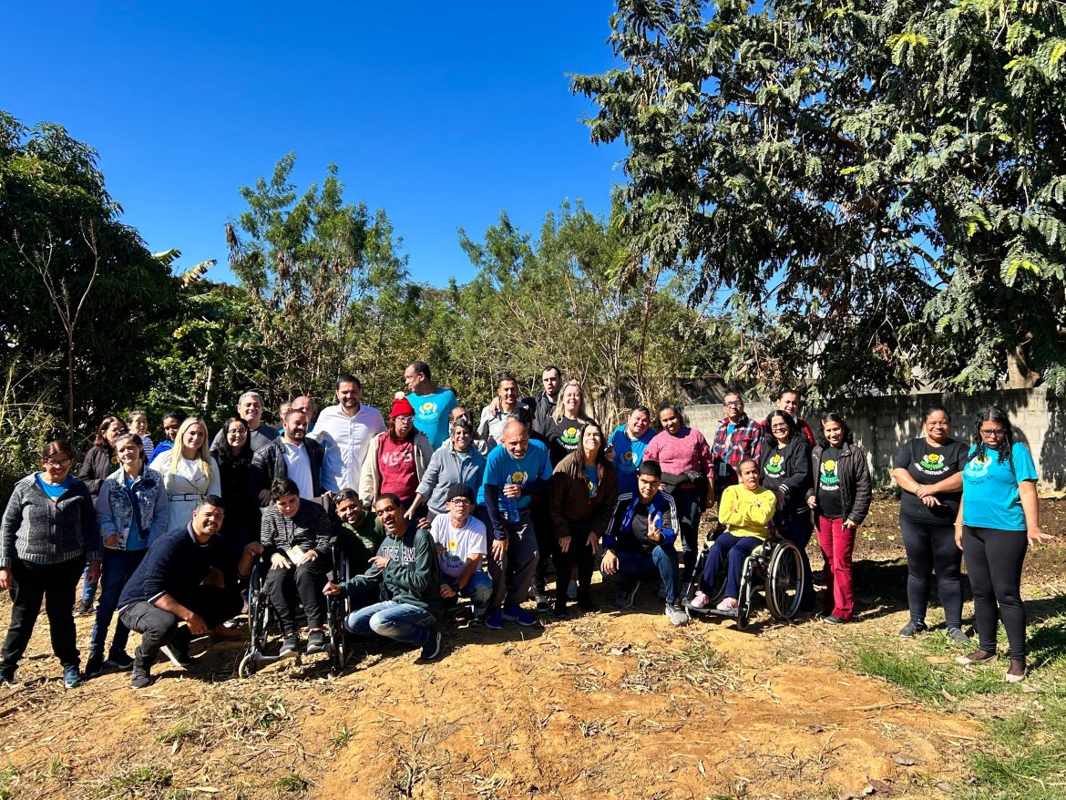 27.cf.res.cidades.prefeito participa do primeiro plantio.2.alunos.divulgaÇÃopmi 27.cf.res.cidades.prefeito participa do primeiro plantio.2.alunos.divulgaÇÃopmi