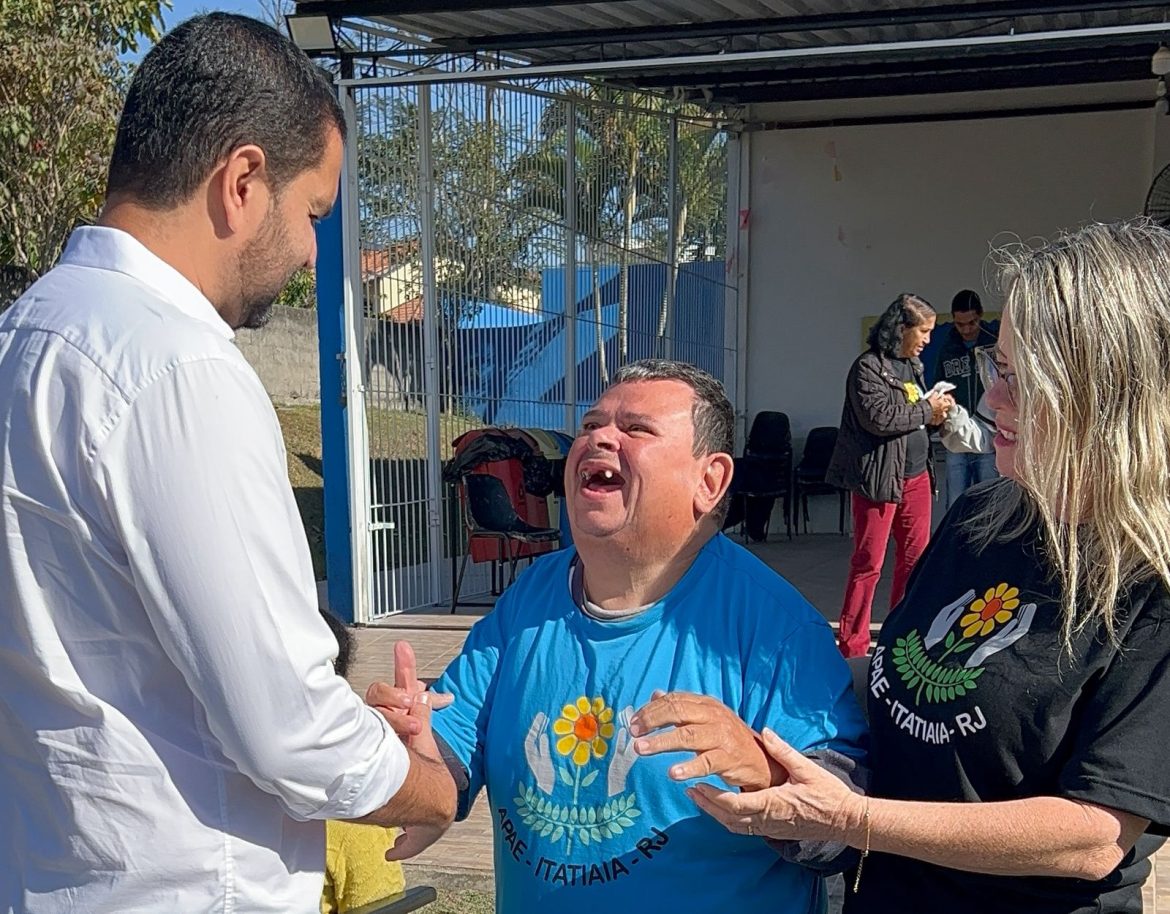 27.cf.res.cidades.prefeito participa do primeiro plantio.2.alunos.divulgaÇÃopmi (2) 27.cf.res.cidades.prefeito participa do primeiro plantio.2.alunos.divulgaÇÃopmi (2)