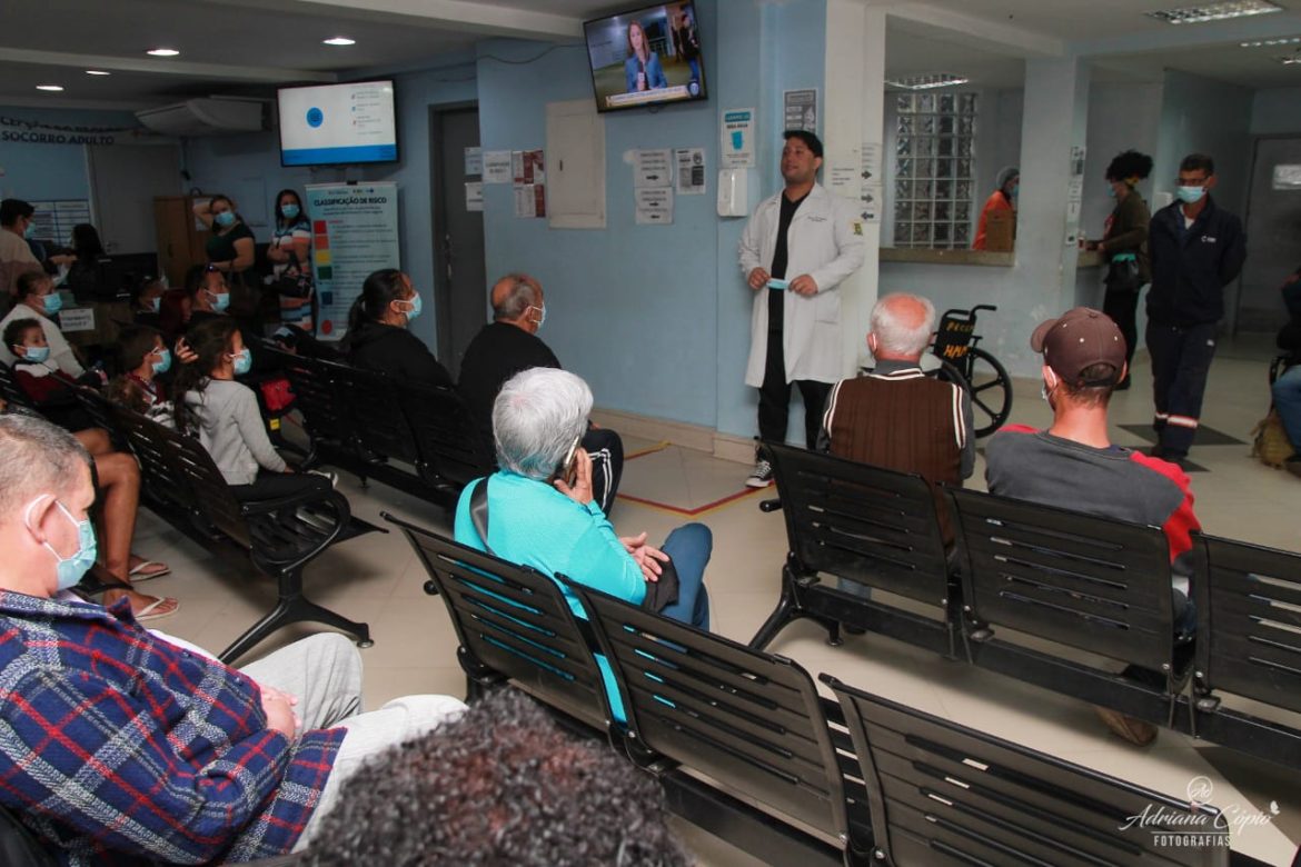 ações educativas e vacinação contra a influenza na sala de espera do hmr, em volta redonda adiana cópio pmvr