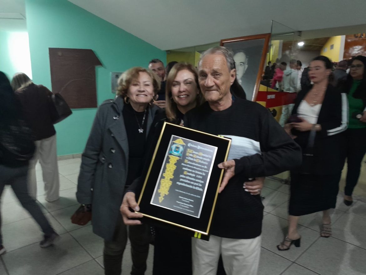 câmara de vereadores realiza sessão solene para entrega do título de cidadão volta redondense0divulgaÇÃo11 câmara de vereadores realiza sessão solene para entrega do título de cidadão volta redondense0divulgaÇÃo11