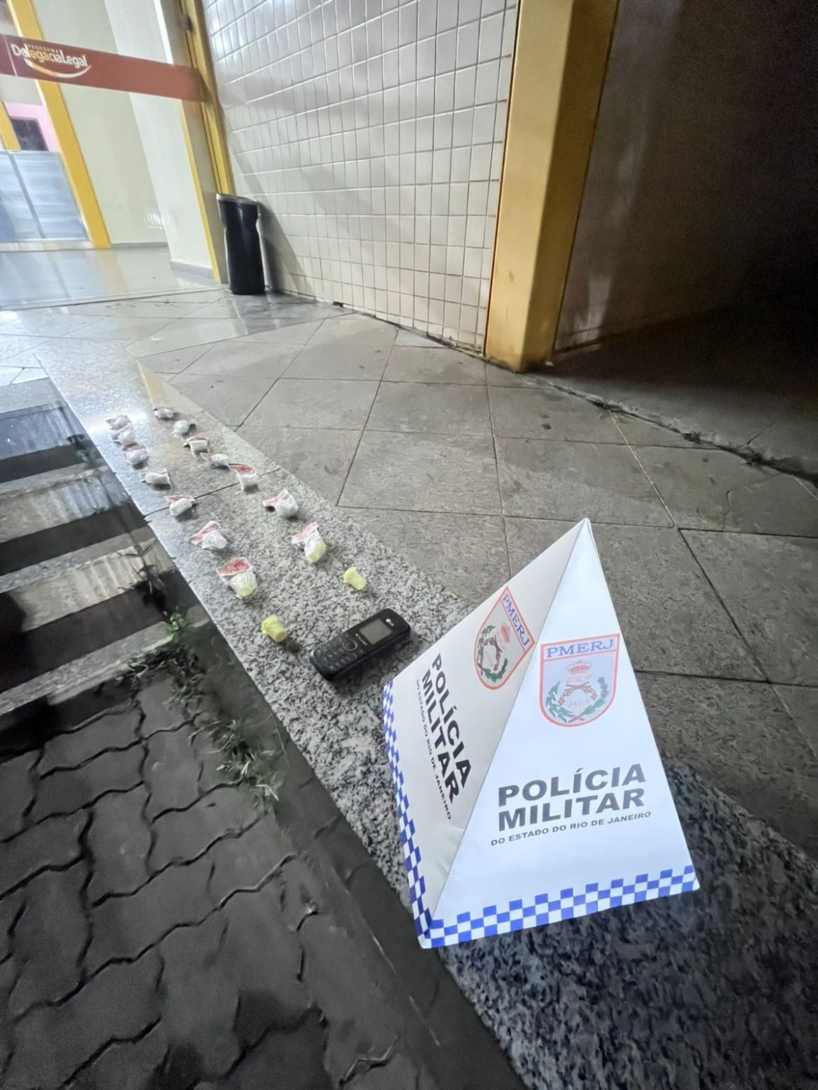 denúncia anônima leva a pm apreender droga em três rios apreensão em três rios divulgação