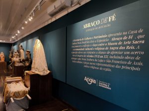 exposição ‘abraço de fé’ em angra foto divulgação