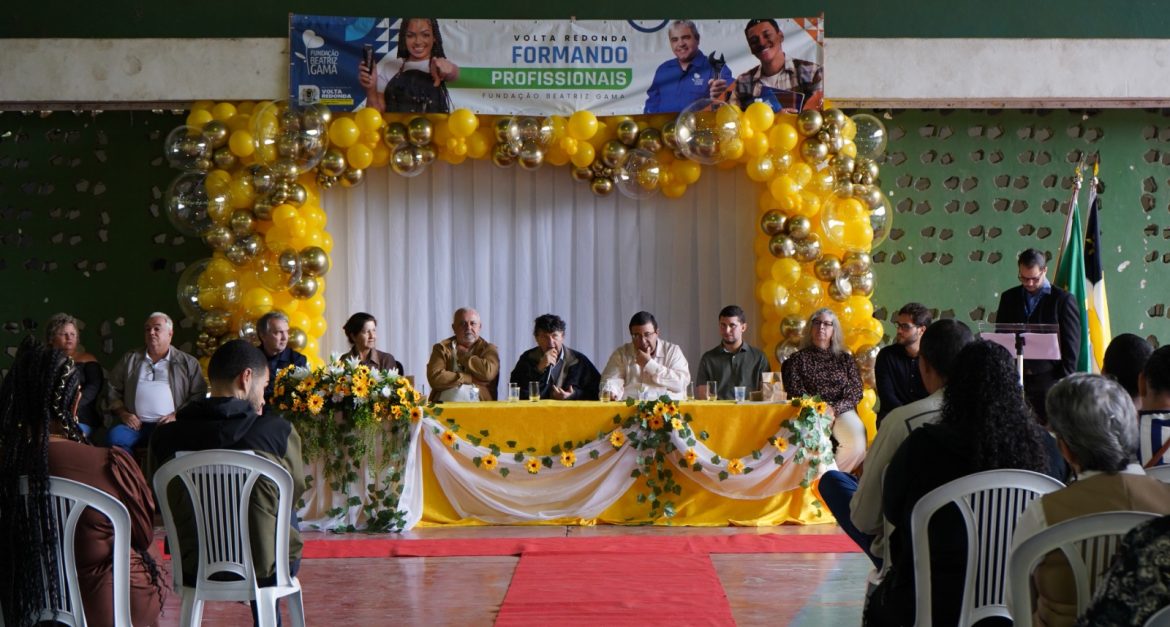 fbg realiza entrega de certificados para 234 formandos dos cursos profissionalizantes geraldo gonçalves pmvr