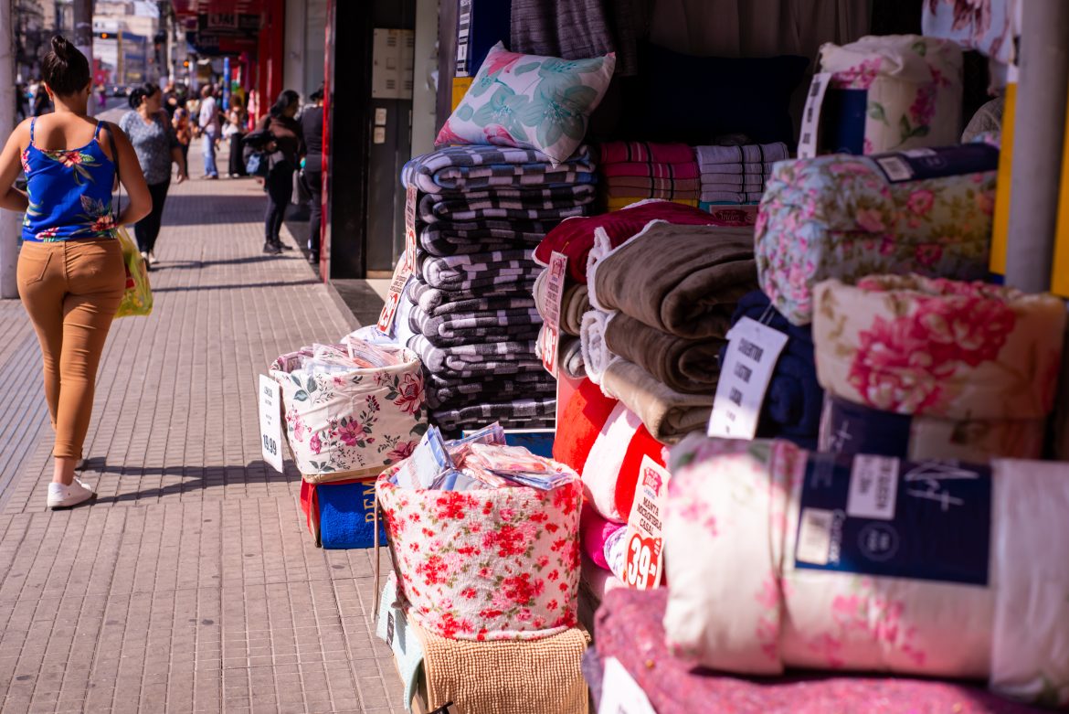 frio segue aquecendo as vendas de cobertas e agasalhos no comércio de barra mansa e volta redonda iam martins11 frio segue aquecendo as vendas de cobertas e agasalhos no comércio de barra mansa e volta redonda iam martins11