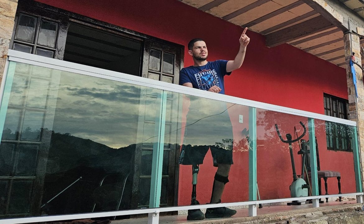 vendedor que teve perna amputada após acidente realiza campanha para trocar prótese divulgação11