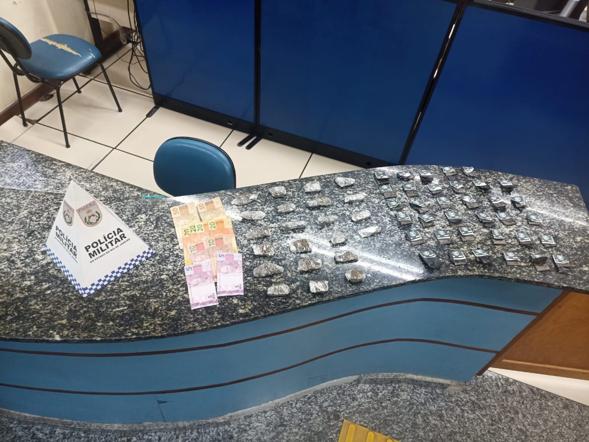 10 polÍcia jovem é detido com drogas e dinheiro no bairro residência divulgação