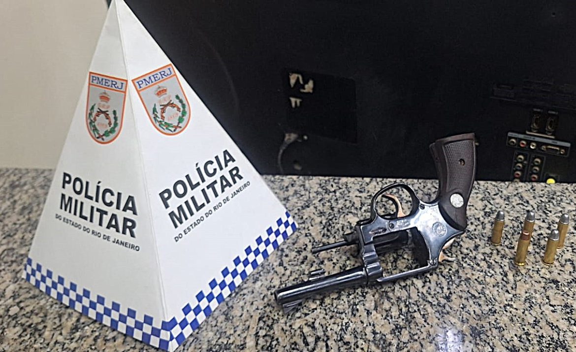 13.cf.res.polÍcia.homem é preso com revólver.divulgaÇÃopm
