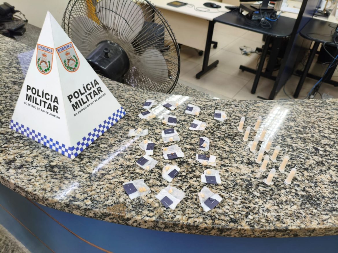 14.cf.res.polÍcia.pm apreende drogas em terreno baldio.divulgaÇÃopm