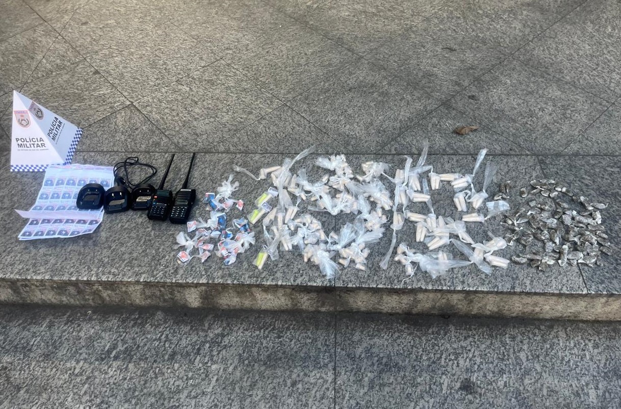 18.cf.res.polÍcia.trio foge da pm e abandona cocaína.2.suspeitos.divulaÇÃopm