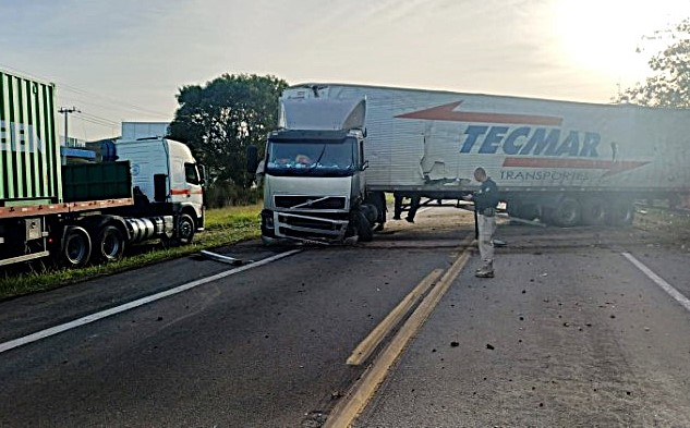 21.cf.res.polÍcia.acidente entre carro e ônibus.2.carreta.redessociais