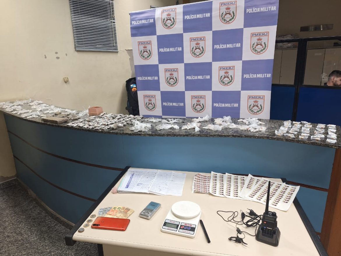 26 polÍcia entorpecentes e outros materiais do tráfico apreendidos e um suspeito detido no bairro grecco divulgaÇÃo