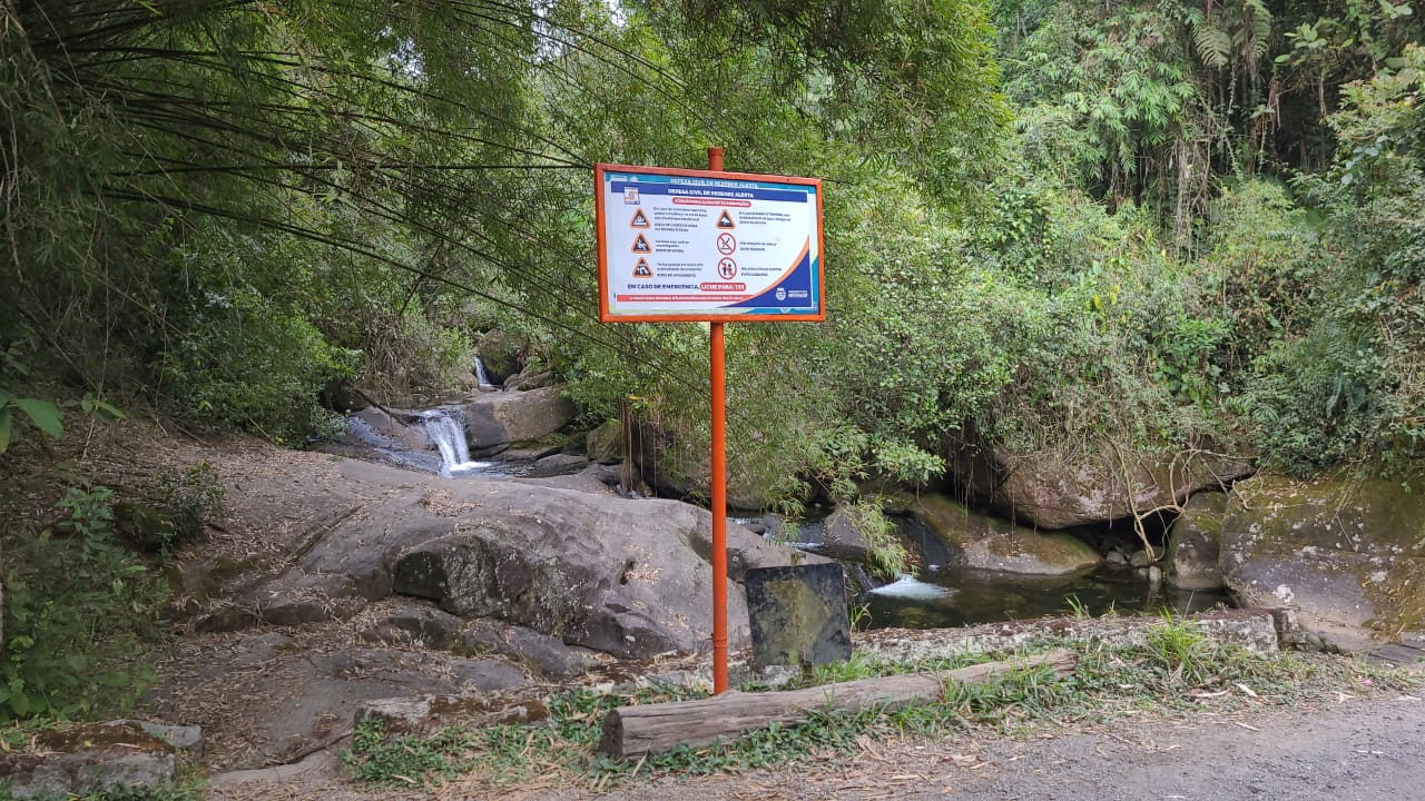 27.cf.res.cidades.defesa civil de resende reforça.2.placas.divulgaÇÃo (2)