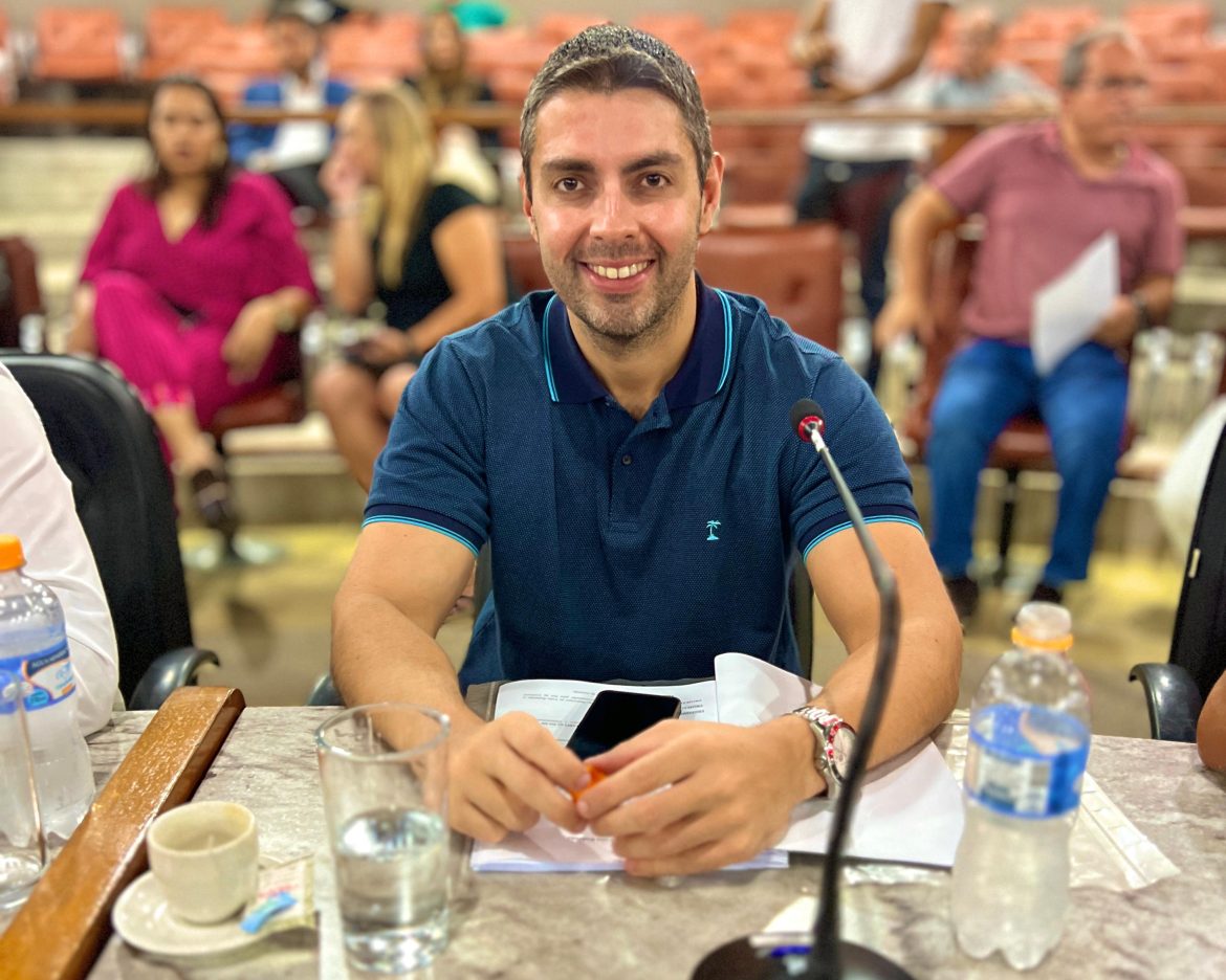 28 polÍtica câmara de vereadores aprova projeto de lei que obriga concessionárias a reparar danos em bens públicos divulgaÇÃo