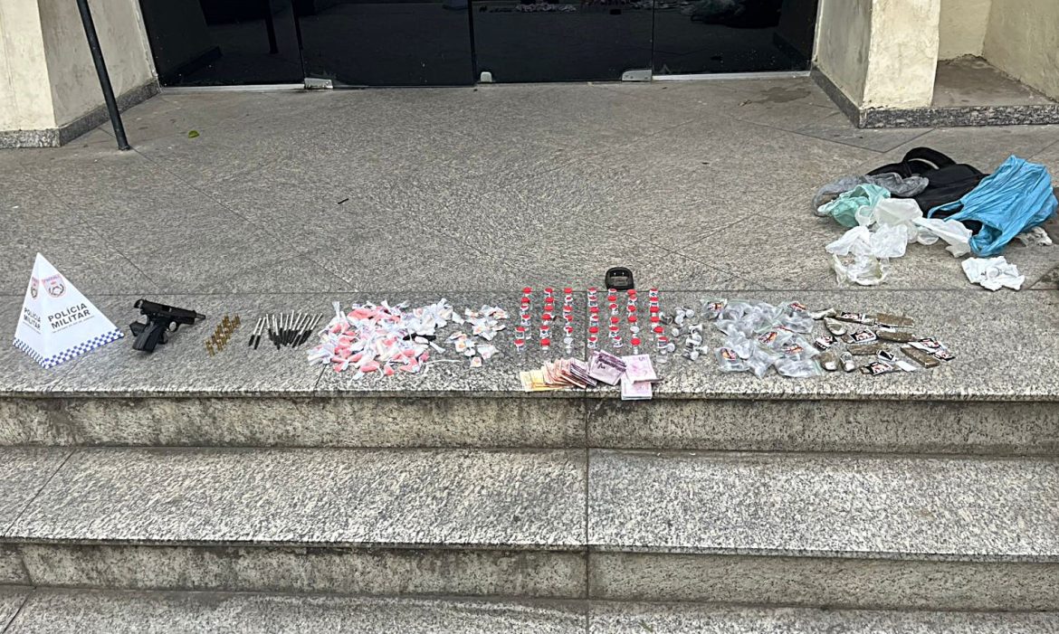 43.cf.res.polÍcia.homem é preso com drogas.1.baixadadaolaria.divulgaÇÃopm