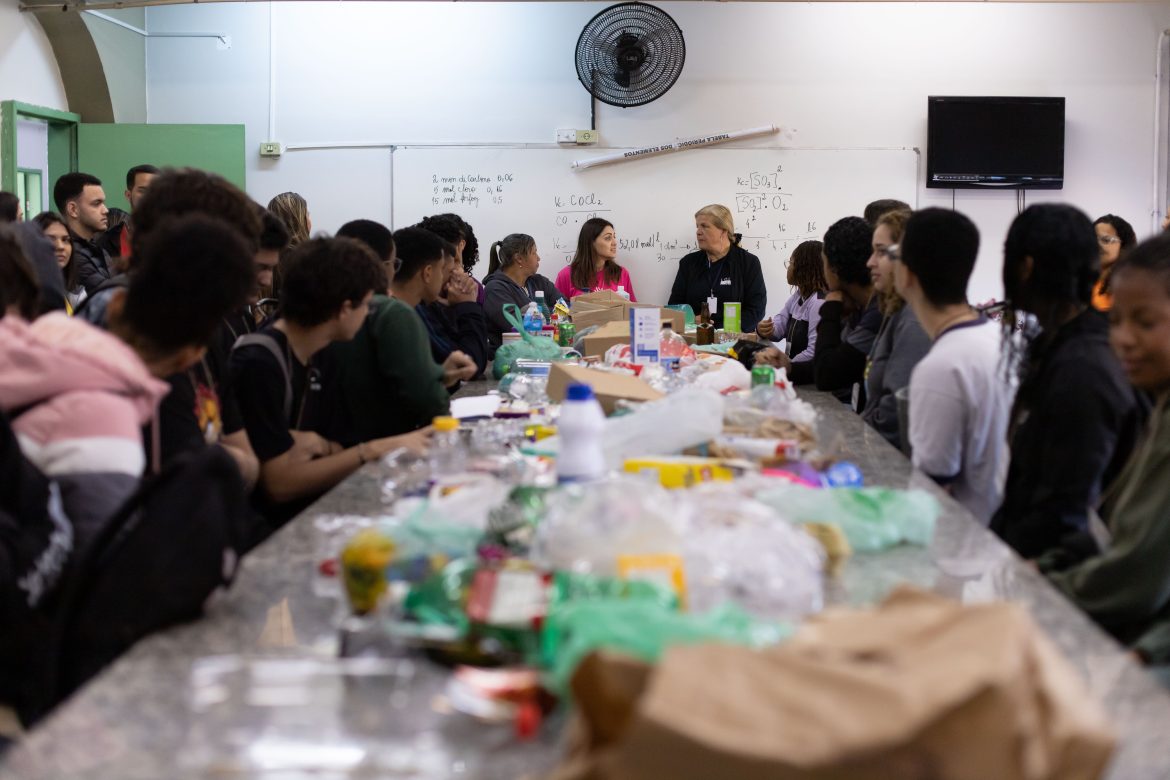a 58 cf economia nissan celebra dia do voluntário com ações ciep 488 ezequiel freire divulgação nissan cris oliveira (89)