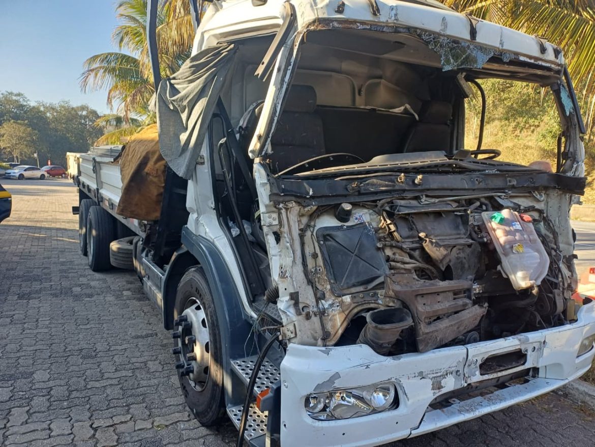 acidente de trânsito envolvendo caminhão e carreta na br 116, em itatiaia, deixa uma pessoa ferida divulgação1 acidente de trânsito envolvendo caminhão e carreta na br 116, em itatiaia, deixa uma pessoa ferida divulgação1