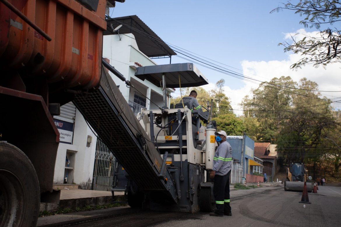 bairro sessenta, em volta redonda, recebe novo asfalto para o entorno da praça pandiá calógeras cris oliveira pmvr111 bairro sessenta, em volta redonda, recebe novo asfalto para o entorno da praça pandiá calógeras cris oliveira pmvr111