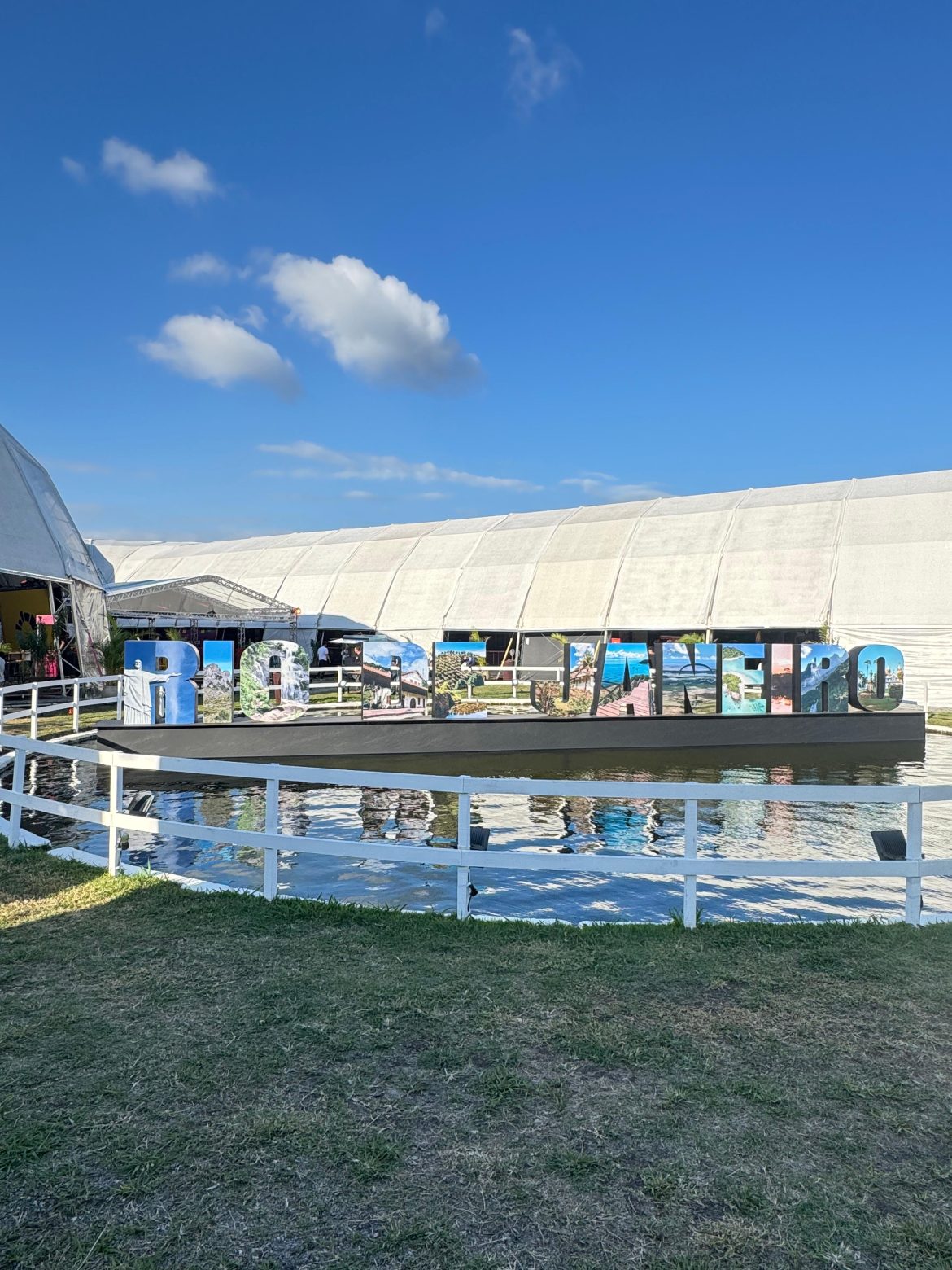 block lettering destaca a palavra rio de janeiro e as 12 regiões turísticas do estado crédito joão miguel junior block lettering destaca a palavra rio de janeiro e as 12 regiões turísticas do estado crédito joão miguel junior
